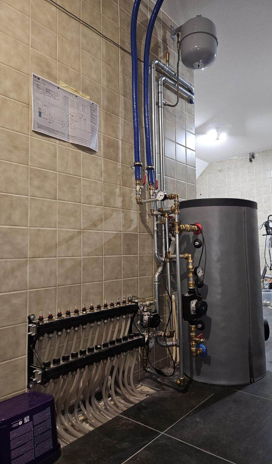 Moderne cv-ketel in technische ruimte