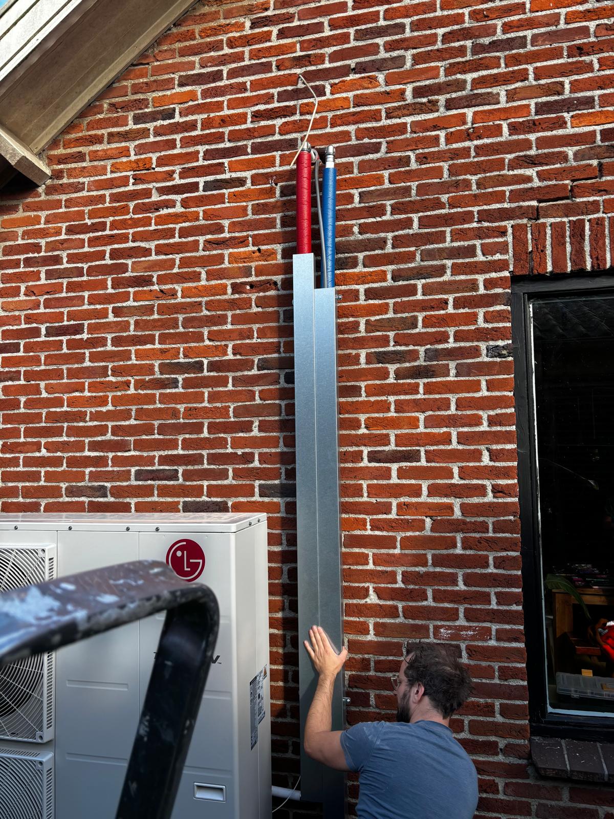 Loodgieter van Regio-Tech werkt aan leidingwerk