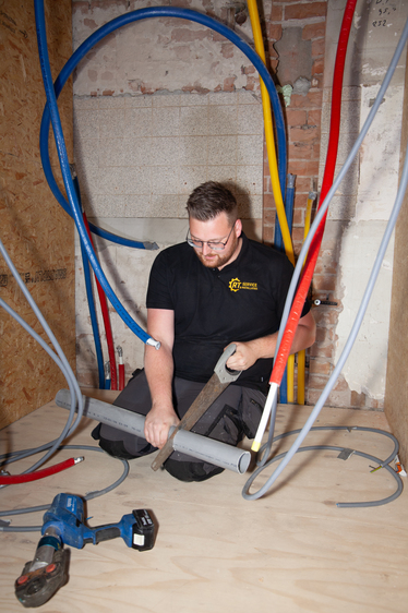 Loodgieter voert leidingwerk uit in woning