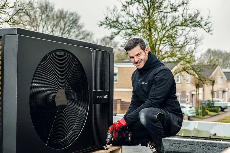Buitenunit van een warmtepomp bij een woning